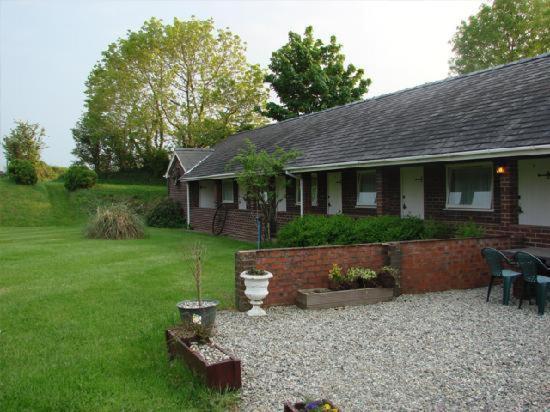 Stables Country Lodge Llanwnda Exterior photo